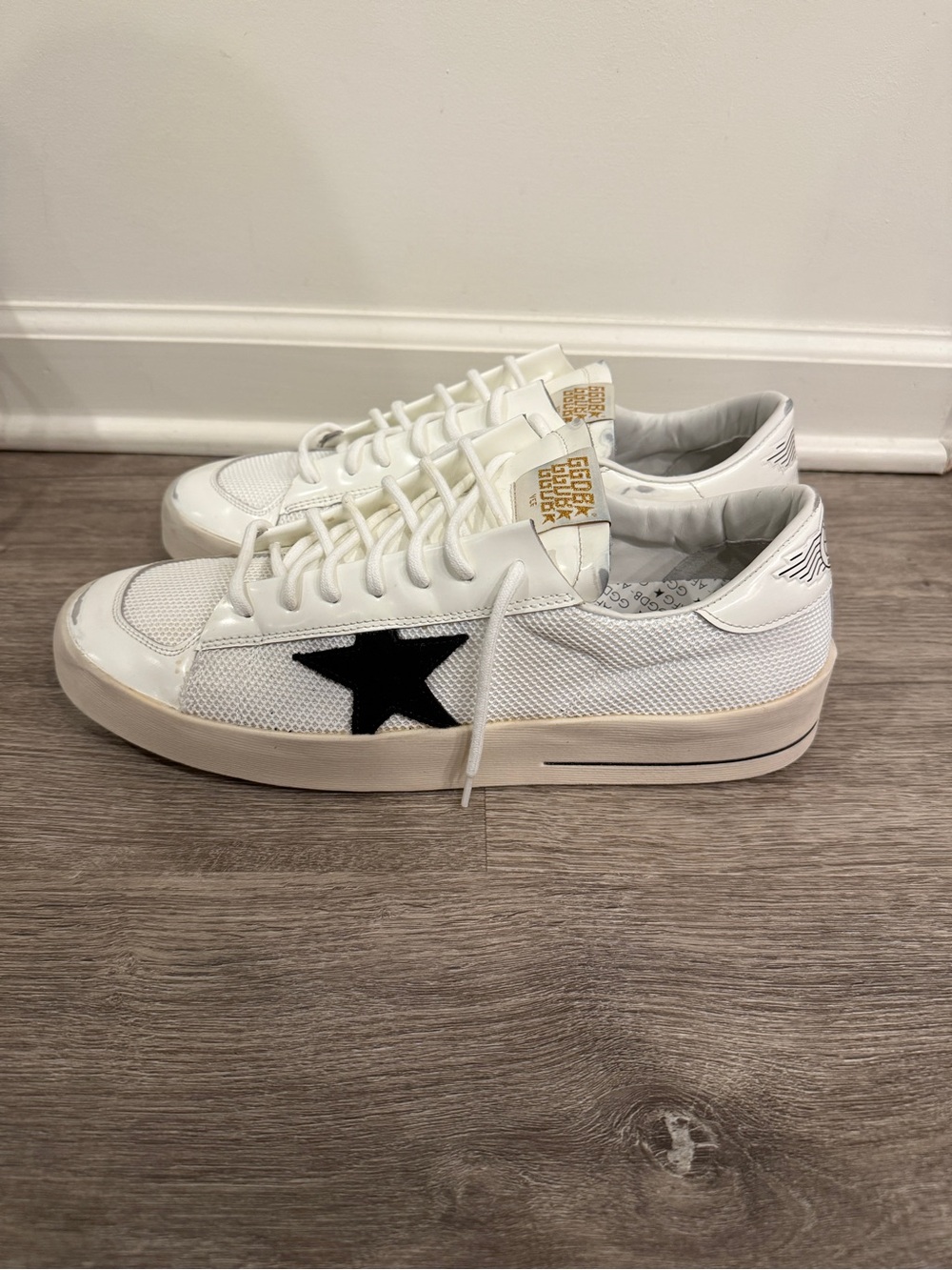 Golden Goose White Sneakers with Black Star - Picture 2 of 11